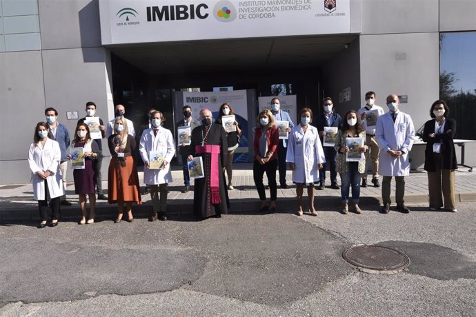 Autoridades y representantes de diferentes empresas e instituciones en el acto de reconocimiento organizado por el Hospital Reina Sofía y el Imibic