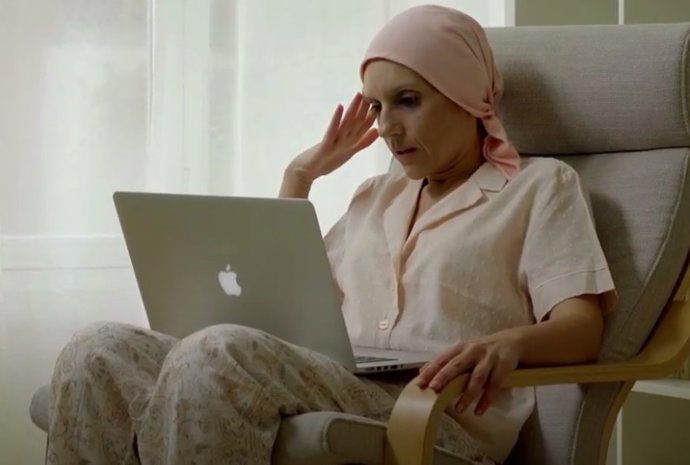 Paciente de cáncer de mama atendida por AECC Valencia