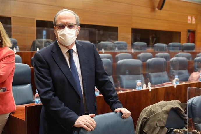 El portavoz del PSOE en la Asamblea de Madrid, Ángel Gabilondo, posa a la cámara durante una sesión plenaria en la Asamblea de Madrid (España), a 15 de octubre de 2020. El Gobierno de Madrid responderá hoy, entre otras cuestiones, a las relacionadas con