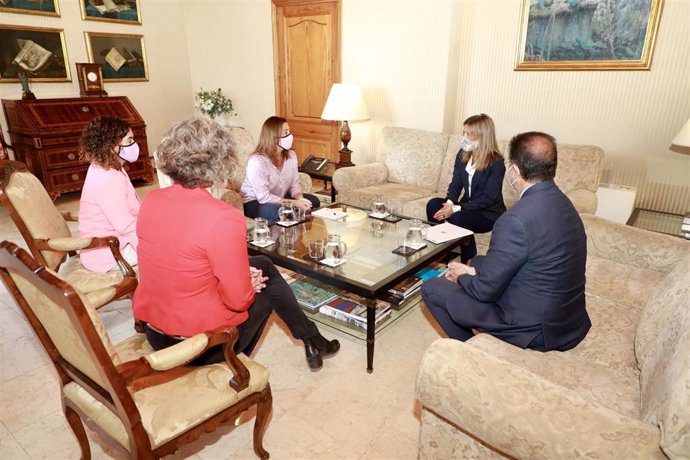 La presidenta Armengol ha recibido a la directora de CaixaBank en Baleares, Maria Cruz Rivera.