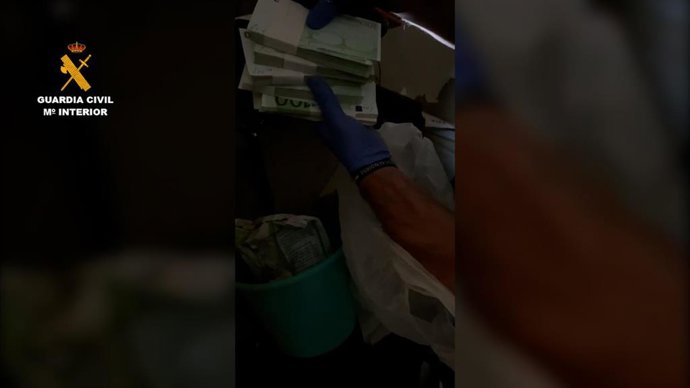 Parte del dinero recuperado por la Guardia Civil