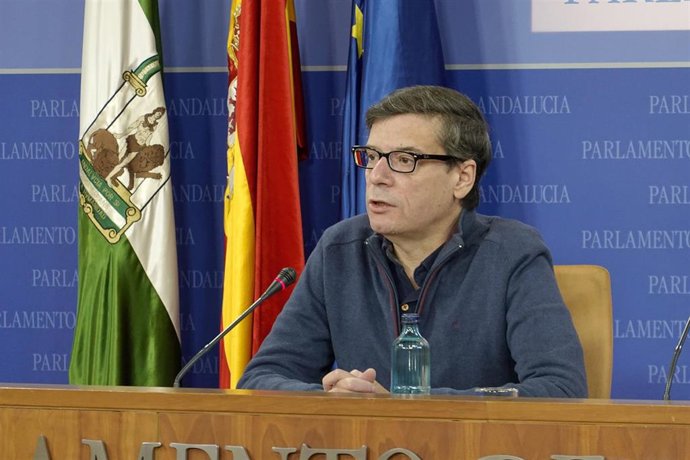 El portavoz del PSOE-A de Presidencia en el Parlamento andaluz, Carmelo Gómez, en rueda de prensa