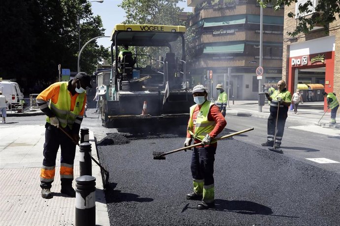 Varios operarios trabajan en la renovación del pavimento en Madrid