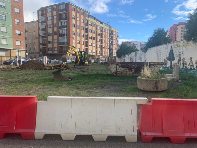 Trabajos de adecuación y reforma en el jardín del CHF, que está realizando el Ayuntamiento de León.