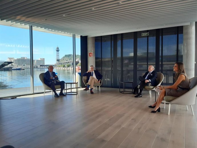 El economista Gay de Liébana, Martí Saballs (El Mundo), Juan María Nin y la presentadora del acto