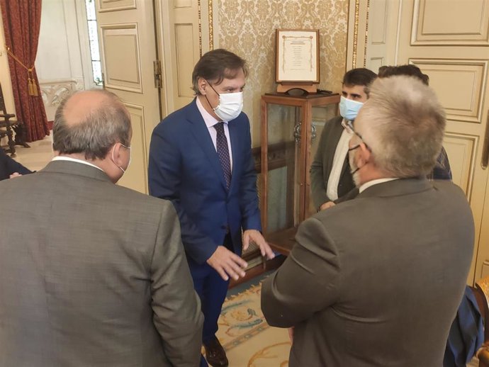 El alcalde de Salamanca recibe a responsables de centros y grupos tecnológicos en el Ayuntamiento.