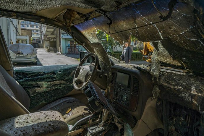Un cotxe destrut en un bombardeig en Stepanakert, la capital de Nagorno Karabaj 