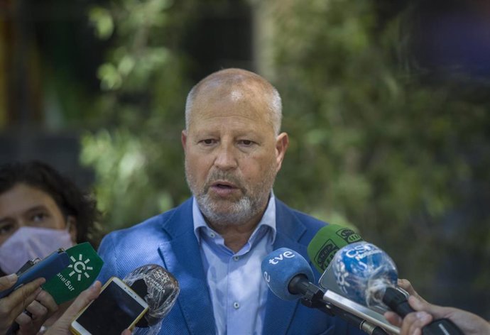 El consejero de Educación y Deporte, Javier Imbroda, atiende a los medios de comunicación, foto de archivo