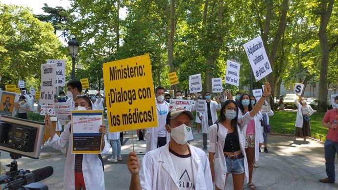 Los sindicatos de médicos protestan frente al Ministerio de Sanidad por la elección telemática del MIR