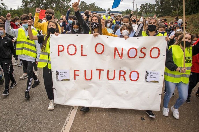 Marcha de estudiantes de secundaria en defensa de la fábrica de aluminio Alcoa en San Cibrao, Lugo, a 11 de octubre de 2020.