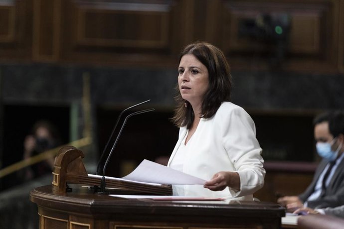 La portavoz del Grupo Socialista en el Congreso de los Diputados, Adriana Lastra, interviene desde la tribuna en una sesión plenaria en el Congreso, en Madrid (España), a 29 de julio de 2020. 
