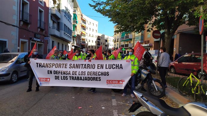 Trabajadores huelga ambulancias en Cuenca