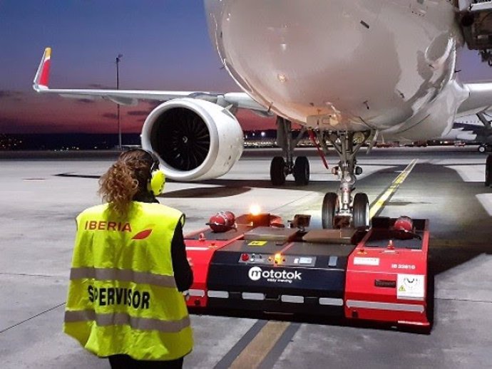 Vehículos eléctricos, dirigidos por control remoto para mover los aviones de Iberia en Madrid y Barcelona.