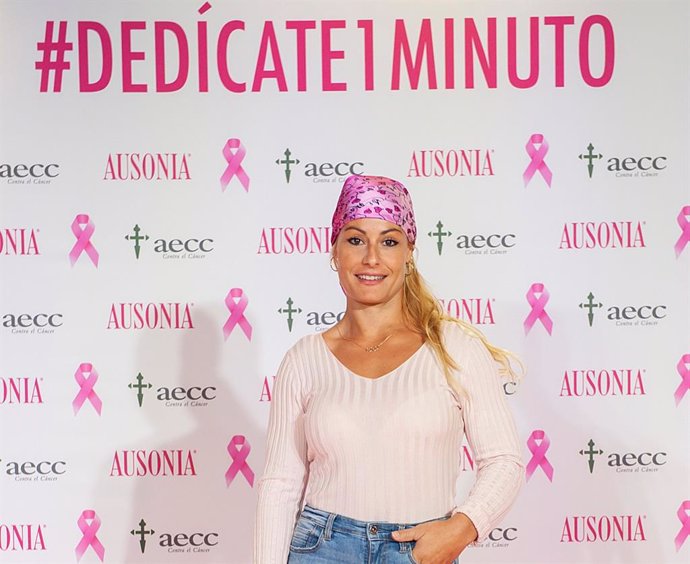 Lydia Valentín posando como embajadora de la campaña #Dedícate1Minuto contra el cáncer de mama
