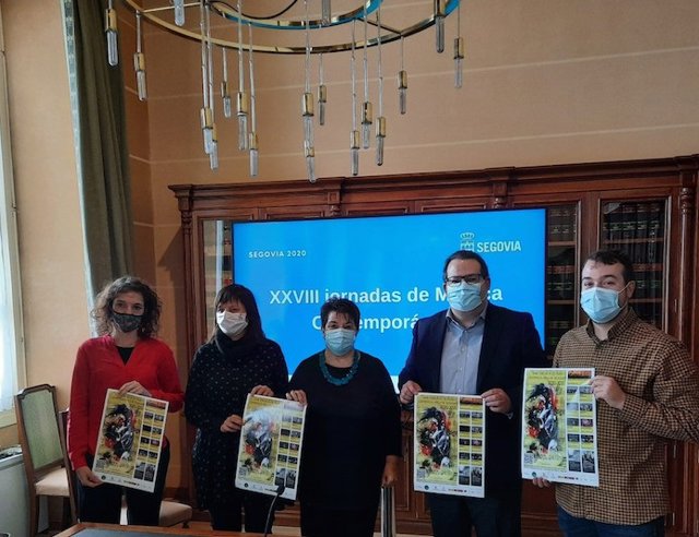 Momento de la presentación de las Jornadas con la presencia de la alcaldesa de Segovia, Clara Luquero.