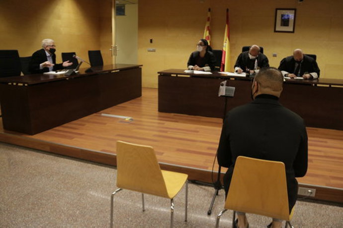 D'esquenes, el controlador d'accés d'una discoteca de Lloret de Mar acusat de violar una turista. Foto del judici del 15 d'agost del 2020 (horitzontal)
