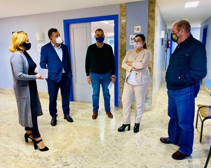 Reunión de la presidenta del PP, María José Sáenz de Buruaga,con Asociación Constructores