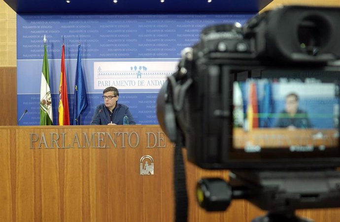 El portavoz socialista de Presidencia, Carmelo Gómez, en rueda de prensa
