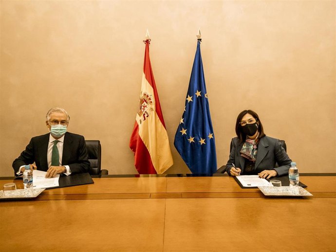 El presidente de la CNMV, Sebastián Albella (izquierda), y la presidenta de la CNMC, Cani Fernández (derecha), firman el acuerdo para compartir sede en Barcelona.