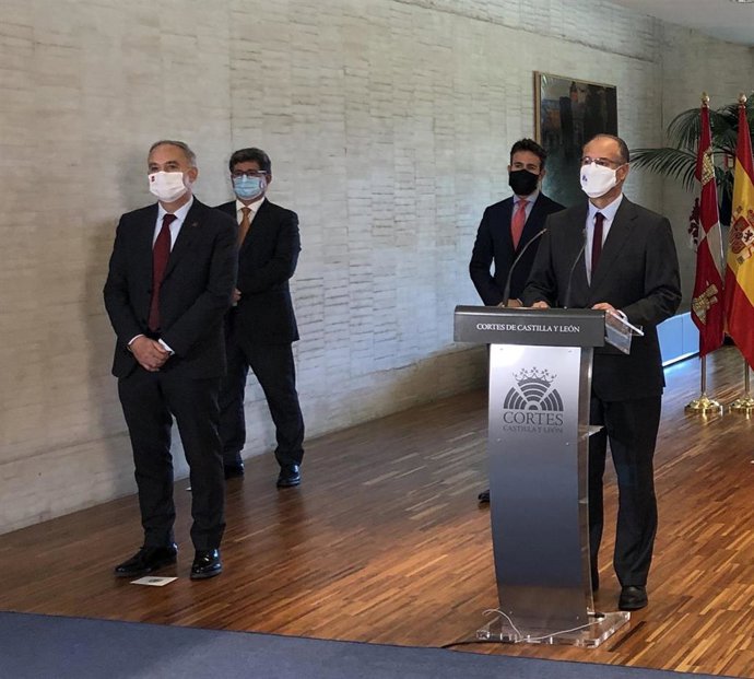 Antonio Largo (en primera fila a la izquierda) junto al presidente de la Fundación Castilla y León, Luis Fuentes (en el atril).