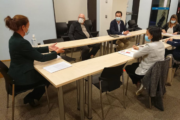 Pla general de l'alcaldessa de Girona, Marta Madrenas, en una reunió amb els sindicats i la patronal gironina el 14 d'octubre de 2020 (Horitzontal)