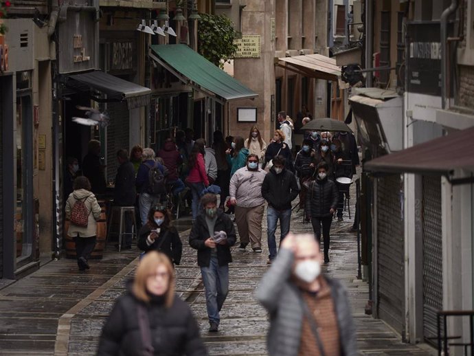 Transeúntes pasean por una calle de Pamplona protegidos con mascarilla debido a la crisis sanitaria del Covid-19, en Pamplona, Navarra, (España), a 11 de octubre de 2020. El Gobierno de Navarra aprobará una orden foral con nuevas medidas restrictivas pa