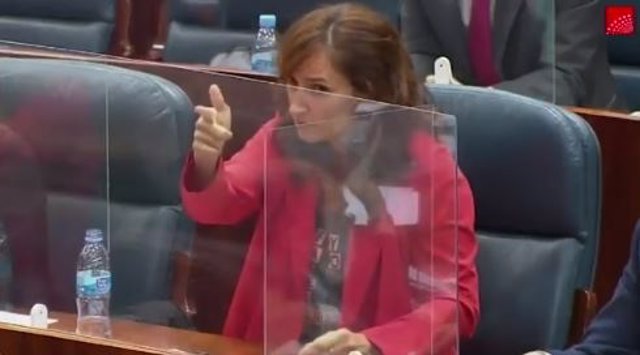 La portavoz adjunta de Más Madrid, Mónica García, realiza gestos al PP en el Pleno de la Asamblea.
