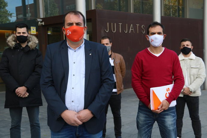 Imatge d'Antonio Miguel Ruiz, portaveu del grup municipal de Cs al Prat de Llobregat, en primer terme acompanyat dels altres regidors de la formació a la porta dels jutjats el 15 d'octubre de 2020. (Horitzontal)