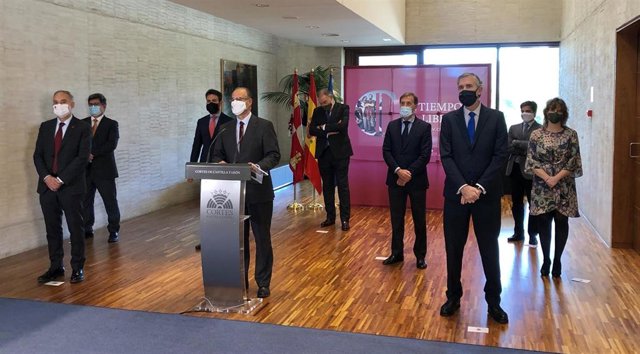 Luis Fuentes (en el atril) comparece junto a rectores y representantes de las unviersidades de CyL.