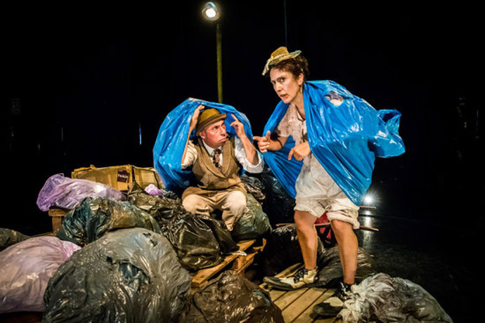 Pla mitj on es pot veure un moment de l'espectacle 'Herencia' de La Industrial Teatrera. (Horitzontal)
