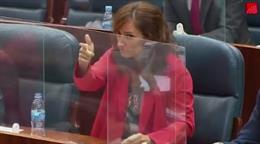 La diputada de Más Madrid Mónica García gesticulando en la Asamblea de Madrid