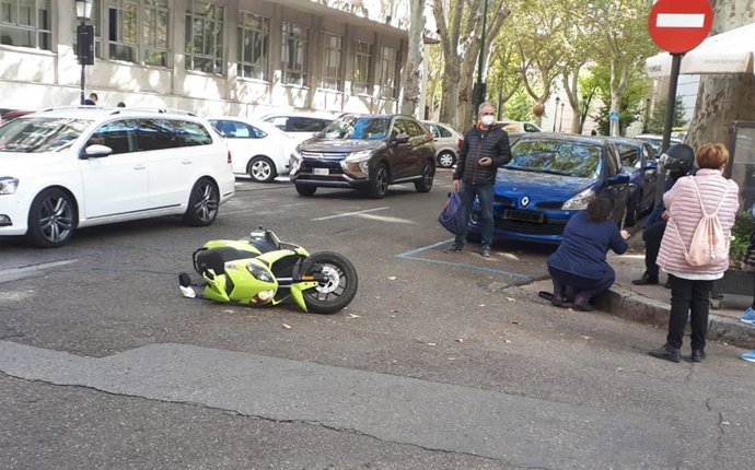 Ciclomotor accidentado en una colisión con un turismo en Valladolid.