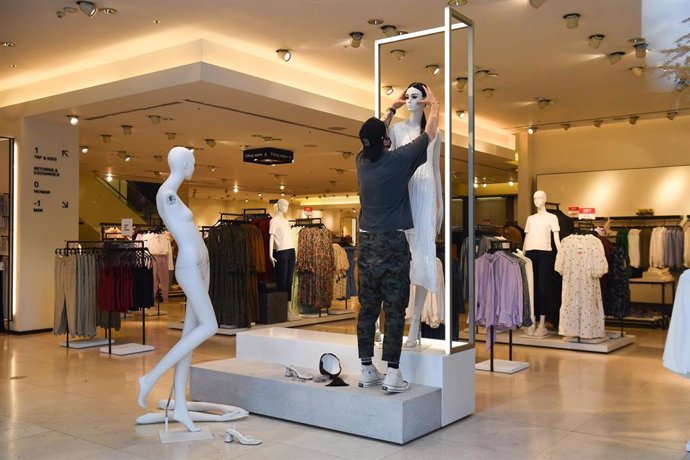 14 June 2020, England, London: A worker dresses a mannequin in a Zara store on Oxford Street