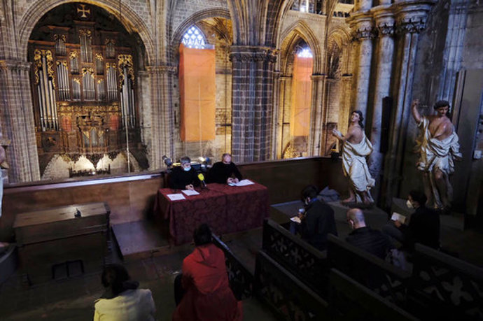 Presentació de la 31a edició del Cicle dOrgue de la Catedral de Barcelona amb  el director artístic del cicle i organista, Juan de la Rubia, i nou prefecte de música de la catedral, Santiago Bueno. (Horitzontal)