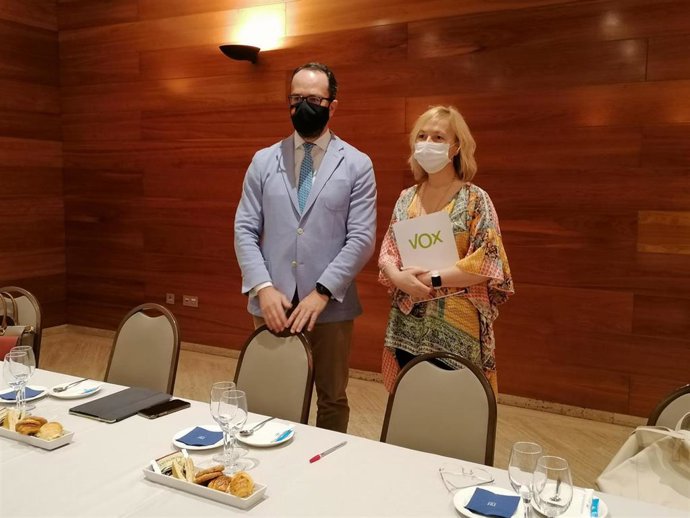 Los diputados de Vox Ignacio Blanco y Sara Álvarez.