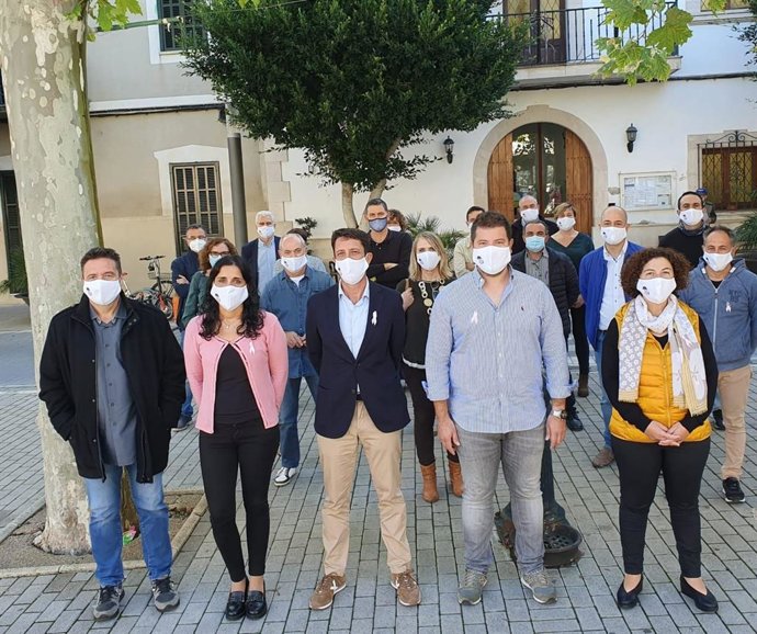 El presidente del PI, Antoni Amengual, y otros cargos del partido, arropan al alcalde de Maria, Biel Mas, frente a la moción de censura promovida por PP e independentistas.