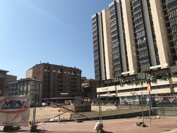 Obras en la plaza Salamero con edificios altos a la derecha