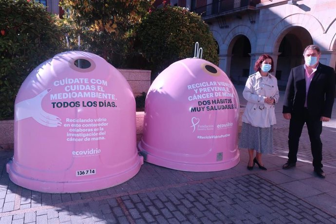 El Ayuntamiento de Teruel presenta la campaña solidaria 'Recicla Vidrio por ellas', por el Día Mundial del Cáncer de Mama.