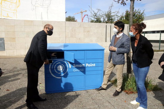 El conseller Puigneró i l'alcaldessa de Girona durant la presentació dels contenidors intelligents del nou sistema de paqueteria. Foto del 15 d'octubre del 2020 (horitzontal)