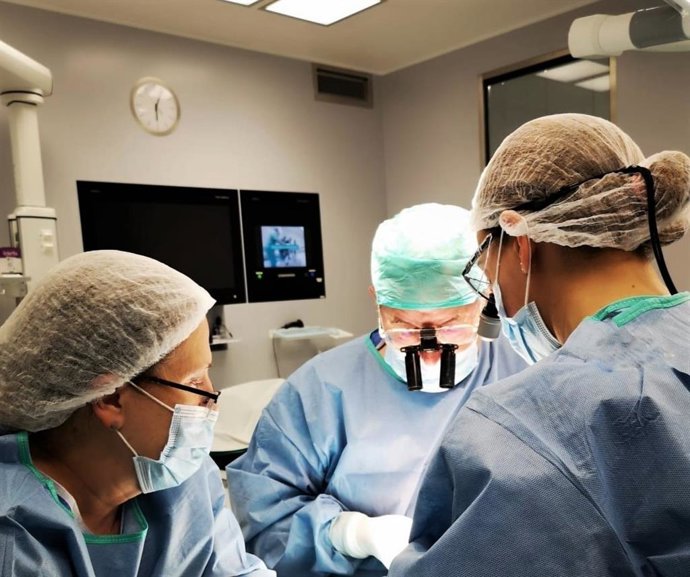 Momento de una cirugía de miembro superior dirigida por el doctor Manuel Zafra