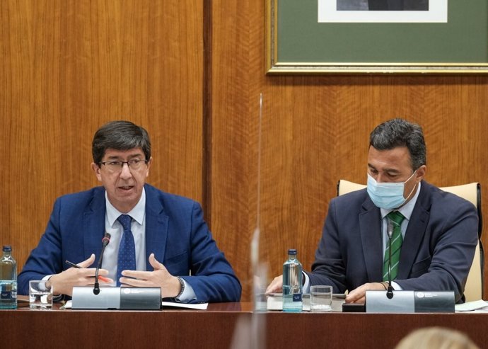 El vicepresidente de la Junta de Andalucía y consejero de Turismo, Regeneración, Justicia y Administración Local, Juan Marín (i), comparece en comisión parlamentaria.