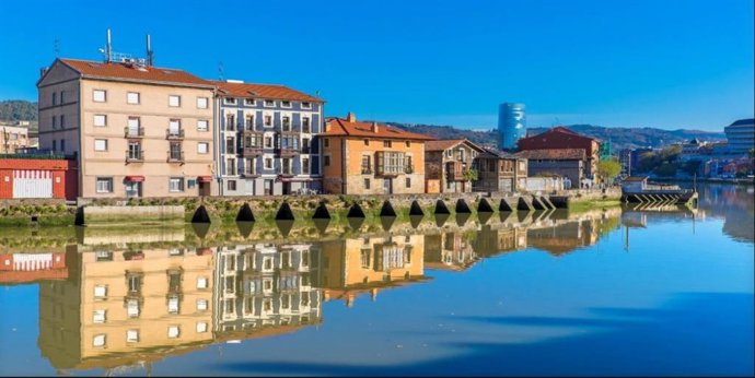 Edificios rehabilitados en la ribera de Deusto.