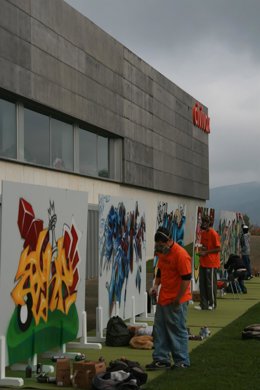 Graffitis en el exterior de Civivox