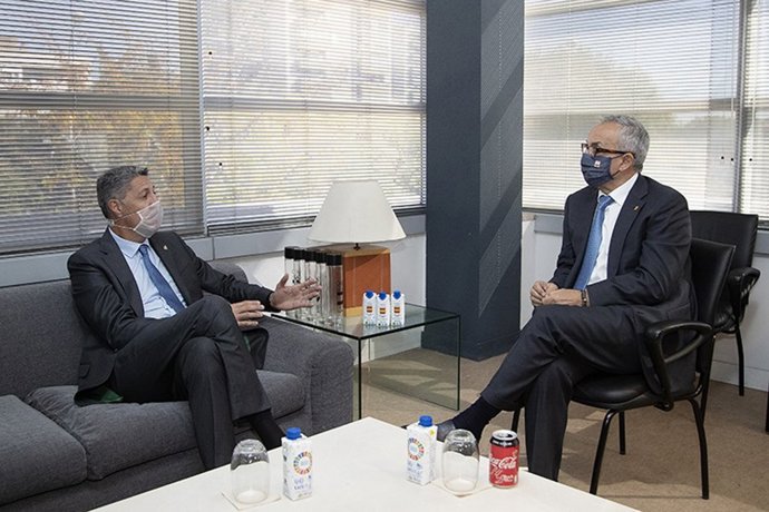 Xavier Garcia Albiol charla con Alejandro Blanco durante su encuentro en Madrid