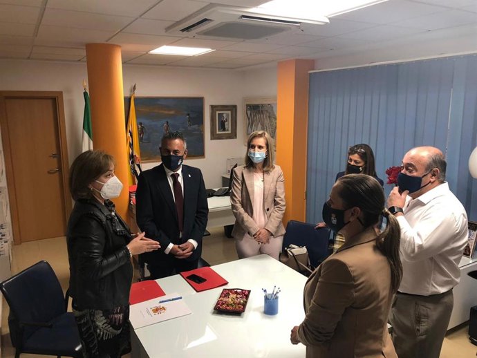 Sandra García visita el Ayuntamiento de Isla Cristina.