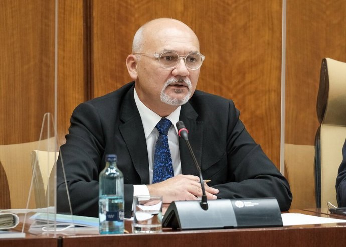 El director general del Consejo de Transparencia y Protección de Datos de Andalucía, Manuel Medina, comparece en comisión parlamentaria.