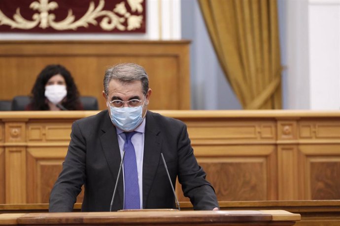 El consejero de Sanidad de C-LM, Jesús Fernández Sanz, durante el pleno de las Cortes