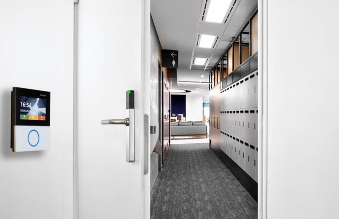 Puerta con acceso de seguridad de Salto Systems