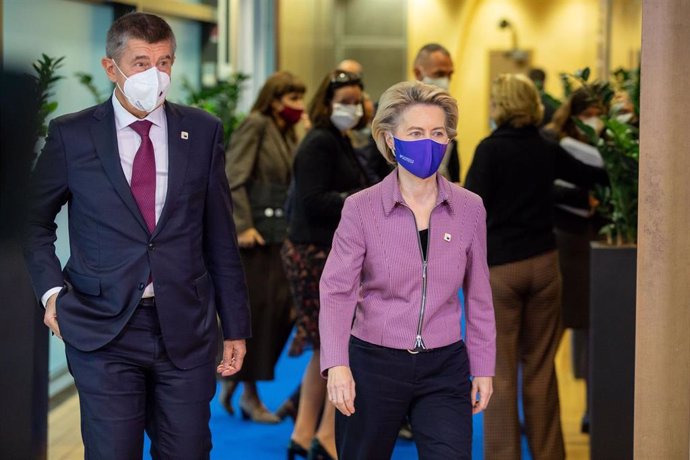 La presidenta de la Comisión Europea, Ursula Von der Leyen, junto al primer ministro checo, Andrej Babis