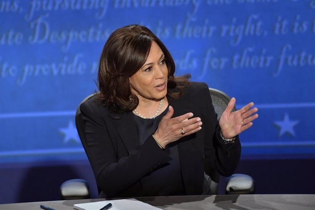 La candidata demócrata a ocupar la Presidencia de Estados Unidos, Kamala Harris,  durante el debate contra su oponente y actual vicepresidente, Mike Pence.